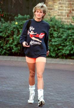 Imagen secundaria 2 - Sin duda la combinación de sudadera con mallas de ciclista no es la más elegante de todos los looks de su repertorio pero desde luego si uno de los que mejor ha envejecido y que hoy copian todas las entendidas en moda.