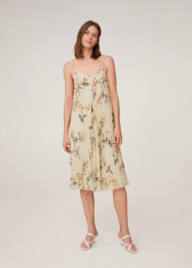 Vestido plisado con estampado de flores de Mango Outlet (29,99 euros)
