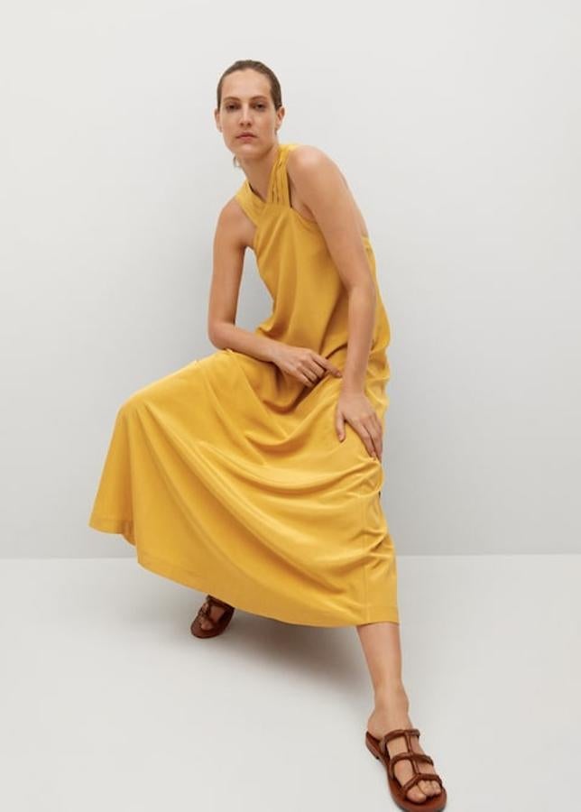Vestido largo en color mostaza con escote halter de Mango (59,99 euros)
