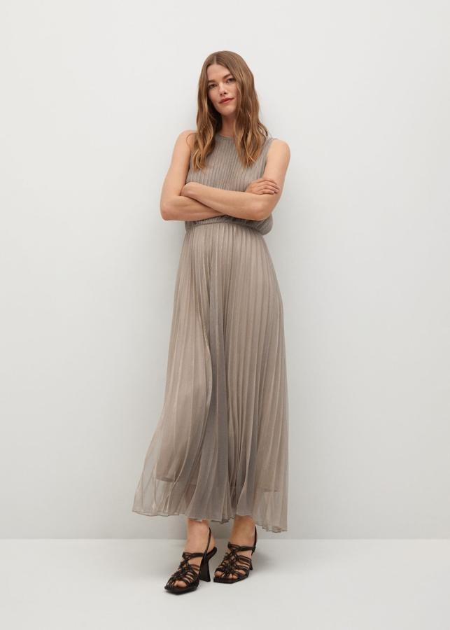 Vestido plisado metalizado de Mango Outlet (59,99 euros)