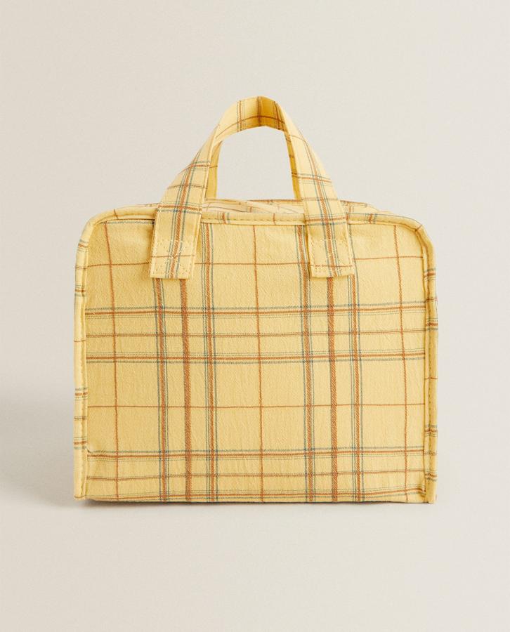 Con estampado de cuadros, y en color amarillo. Esta nevera portátil cuesta en Zara Home 17,99 euros.