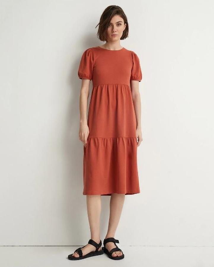 Vestido teja midi de felpa, de Sfera (rebajado a  13,99 euros ).