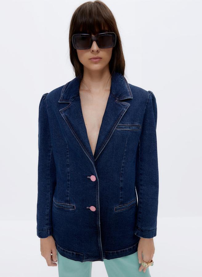 Seguro que tienes alguna blazer en tu armario a la que sacas mucho partido, pero no es vaquera. Imagina la versatilidad de una americana con el tejido denim que pega con todo. ¡Ideal! Rebajada de 159 a 79,95 euros.