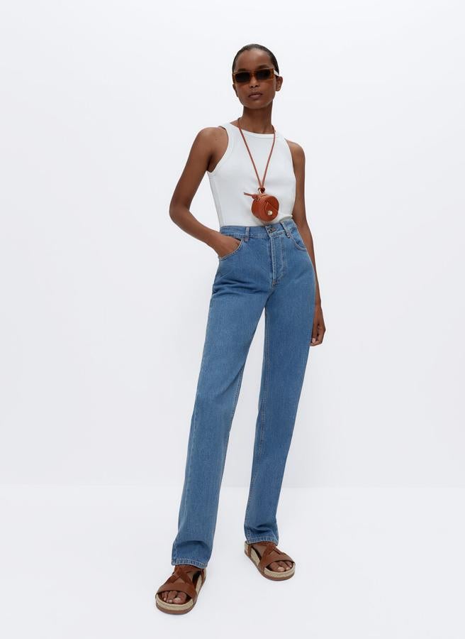 Es el diseño que más se lleva y el que más favorece. Un vaquero recto de talle alto es un imprescindible que usarás durante todo el año. Rebajado de 59 a 35,95 euros.