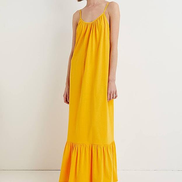 El vestido amarillo tiene un volante en el bajo