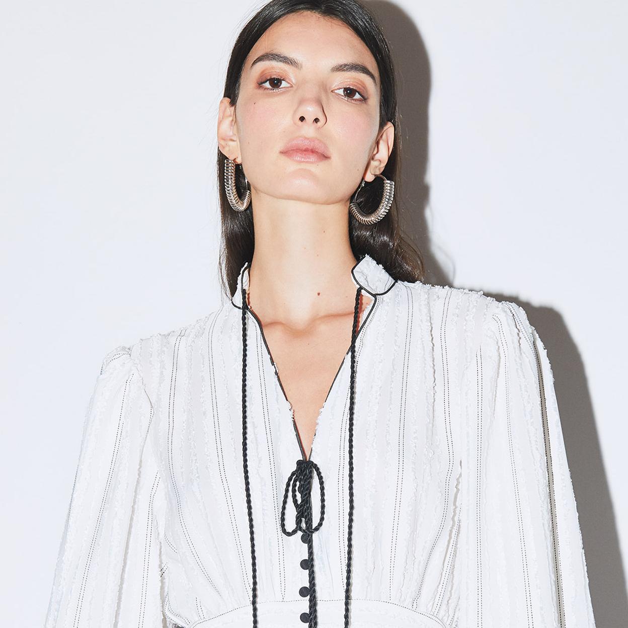 Pincha en la imagen para descubrir otras 15 prendas de las rebajas de Sfera que son auténticos chollos y que ya se están agotando.