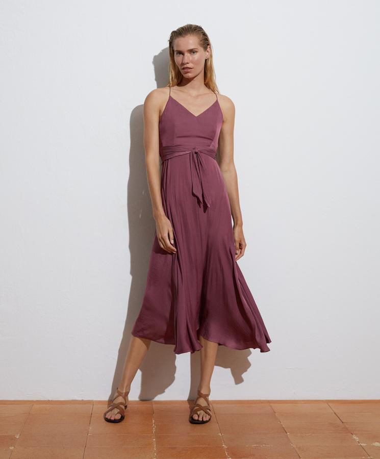 Vestido rosa oscuro con espalda abierta de Oysho (39,99 euros)