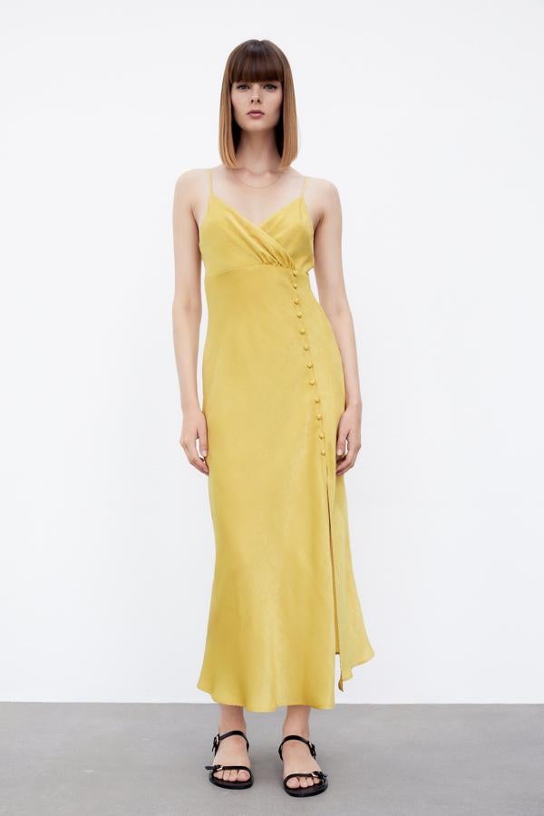 Vestido color mostaza con botones de Zara (25,99 euros)
