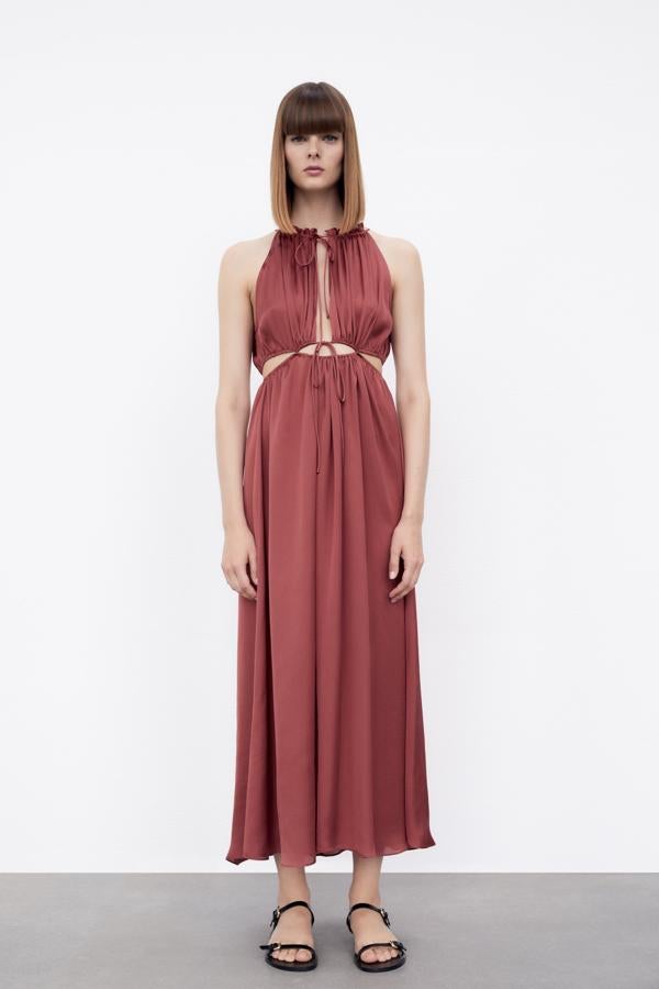 Vestido midi drapeado con aberturas de Zara (32,99 euros) 
