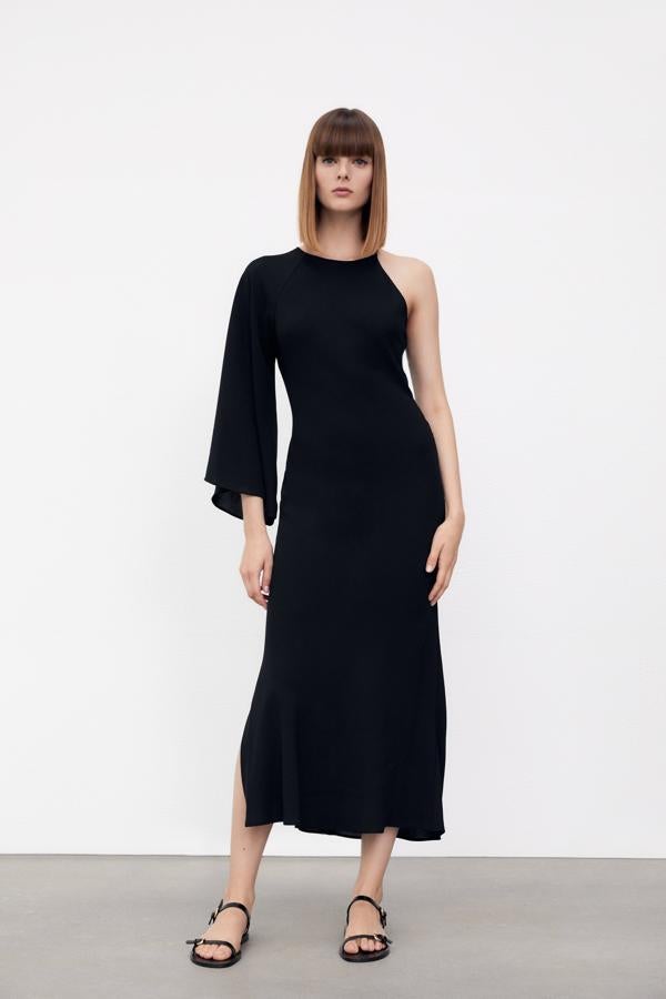 Vestido negro de corte asimétrico de Zara (39,99 euros)