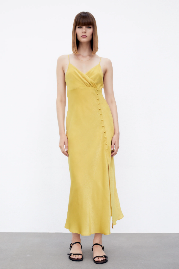 Hace tiempo que te lo avisamos:  vas a querer un vestido amarillo este verano , y este lencero de la nueva colección de Zara es un acierto seguro. Precio: 25.95 euros.