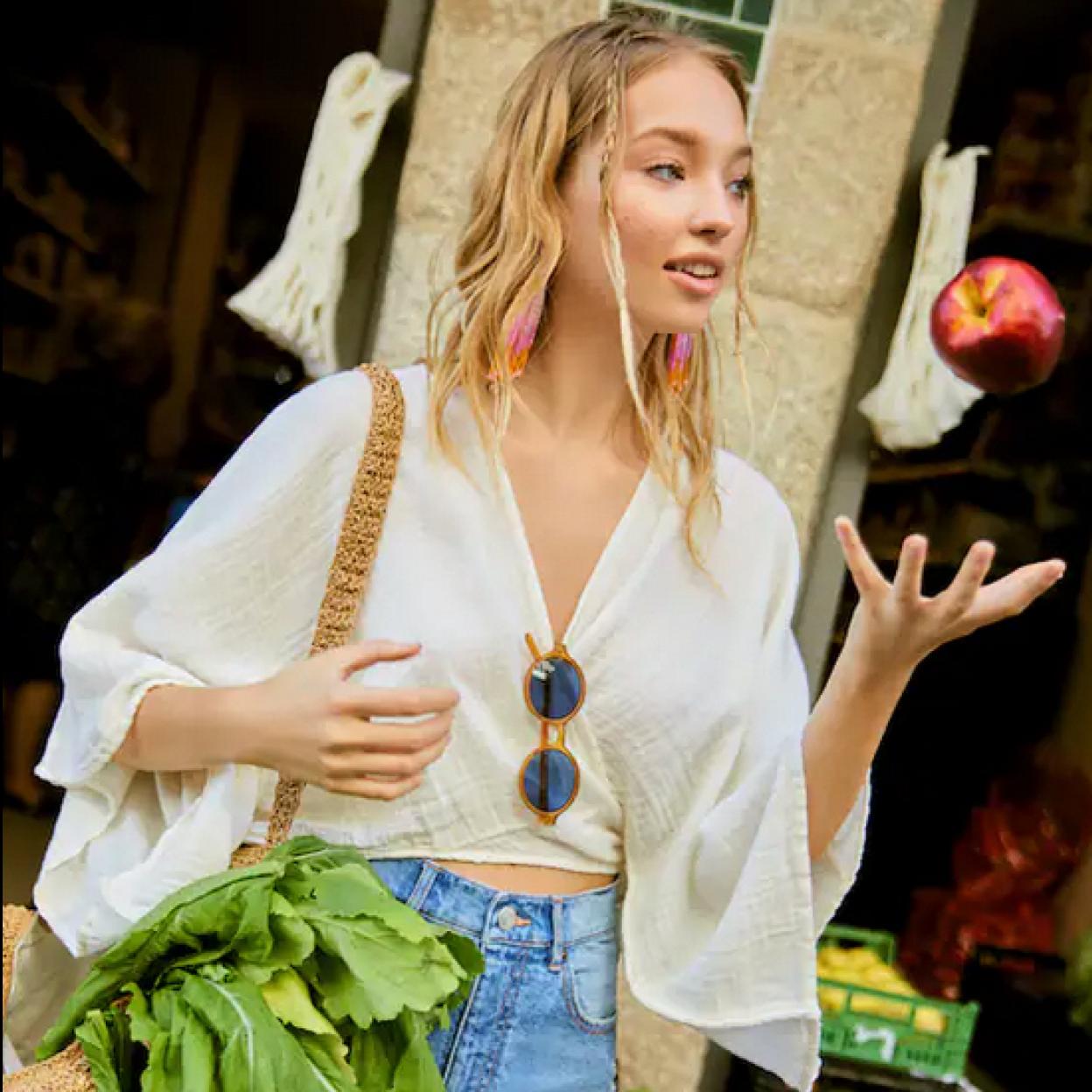 Pincha en la imagen para descubrir los tops de la última colección de Mango que son ideales para tus looks con pantalones y faldas blancos.