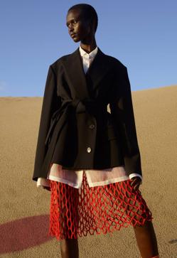 Imagen secundaria 2 - De arriba a abajo y de izquierda a derecha, varios ejemplos de la tendencia de redes en las olecciones p/v 21: Hermès, Acne Studios y Dries Van Noten.