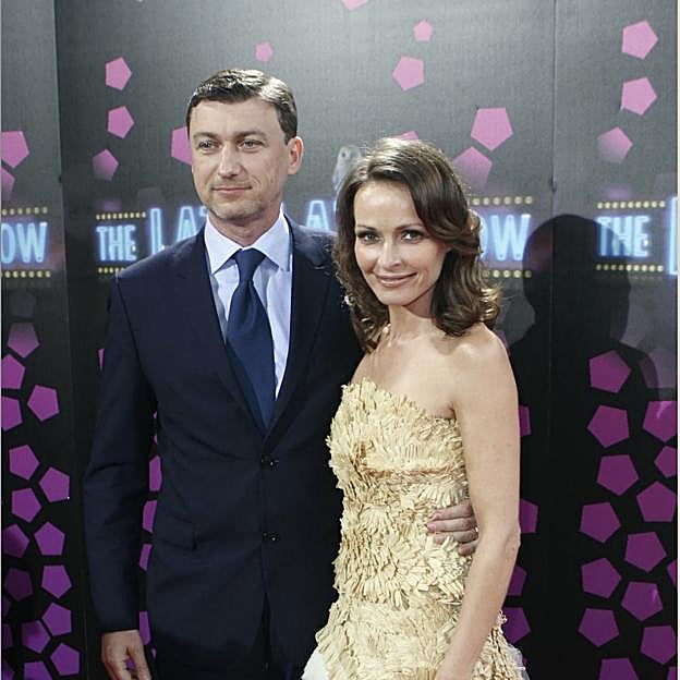 Gavin Bonnar en un ohotocall posando con su ahora ex mujer, la violinista y cantante Sharon Corr.