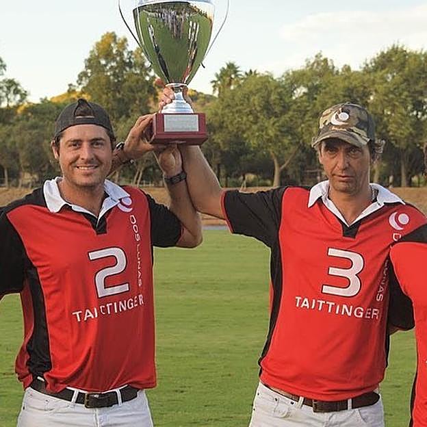 A la derecha, el novio, Pascual Sainz de Vicuña sosteniendo un trofeo de polo.
