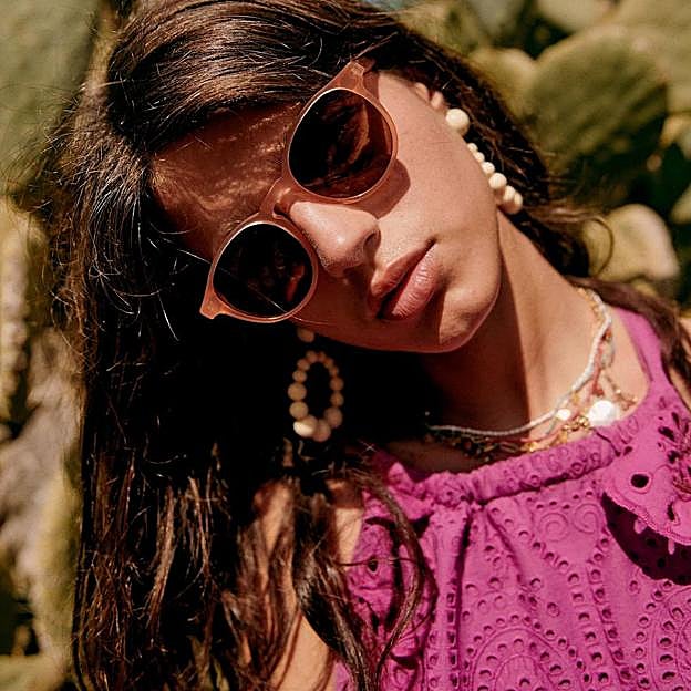 Imagen principal - Sézane lanza su primera colección de gafas de sol