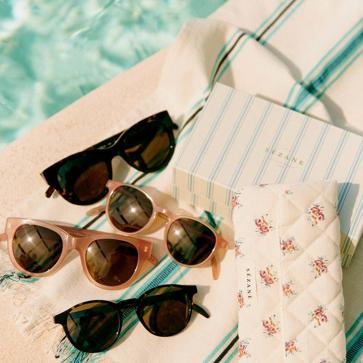 Imagen secundaria 1 - Sézane lanza su primera colección de gafas de sol