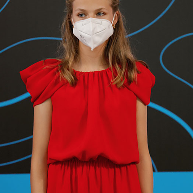 Detalle de los hombros abullonados del vestido rojo que la princesa Leonor llevó a a entrega de los Premios Princesa de Girona.