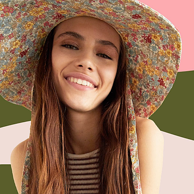Sombrero 'bucket' con ala y estampado de flores de Stradivarius.