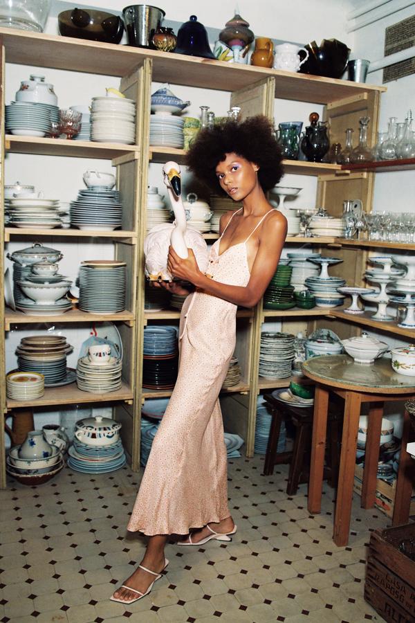 Vestido satinado con estampado de flores de Zara (29,99 euros)