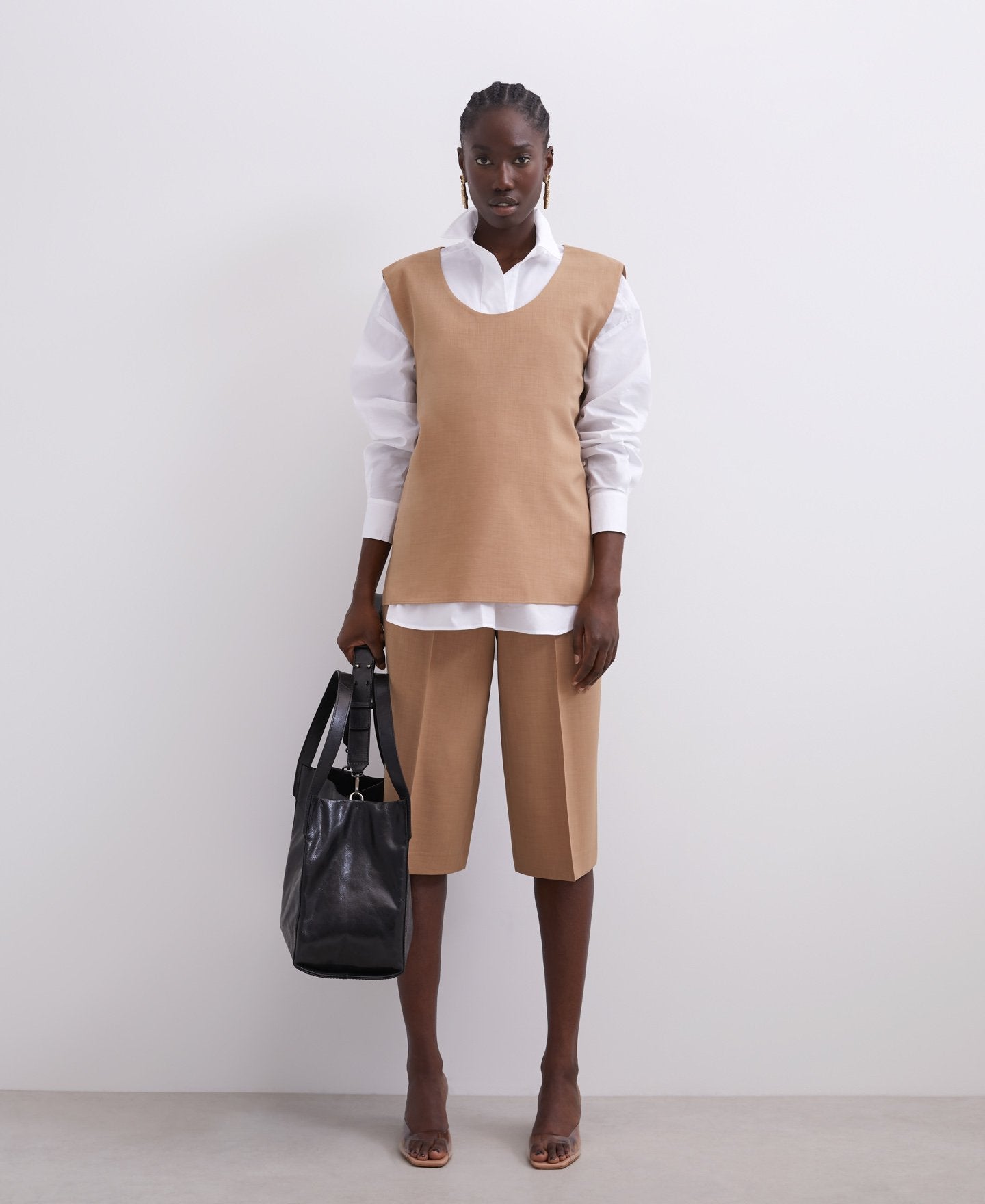 Los básicos de Adolfo Domínguez son una inversión segura, y más cuando están tan rebajados como este chaleco y estas bermudas, que cuestan 29 euros cada uno.