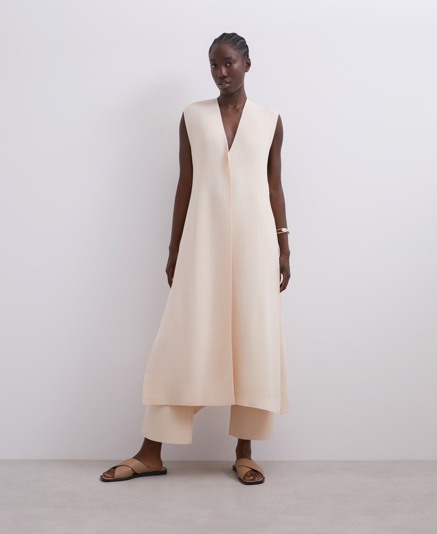 El maxi chaleco es una de las prendas estrella de la temporada y este de Adolfo Domínguez, uno de los más especiales que hemos encontrado. En las rebajas cuesta 119 euros.