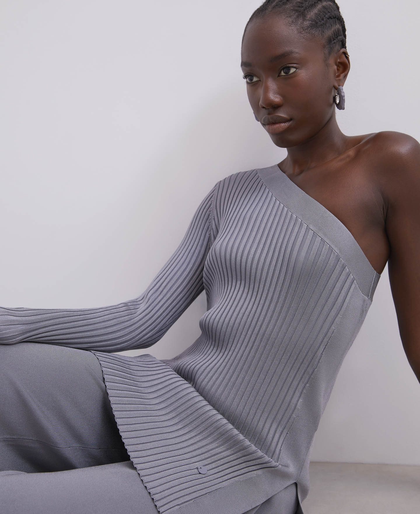 Jerséis hay muchos, pero no tan especiales y favorecedores como este de punto canalé con escote asimétrico de Adolfo Domínguez, rebajado a 39 euros.