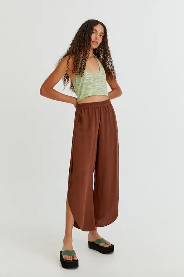 De estilo rústico con aberturas en el bajo y cintura elástica, este pantalón confeccionado en viscosa y lino que solo podemos comprar en la web de Pull&Bear está disponible en caqui, blanco, negro y marrón entre las tallas XS y XL por 19,99 euros. 
