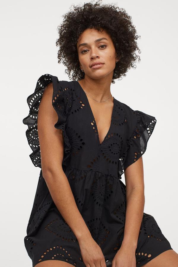 Diseño corto en algodón vaporoso para este vestido playero con bordado inglés y mangas circulares de H&M que podemos encontrar en negro o en blanco. Con escote de pico delantero y en la espalda, viene con lazada en la nuca, costura en la cintura y falda con ligero vuelo. Podemos encontrarlo en la talla XS/S únicamente por 39,99 euros. 