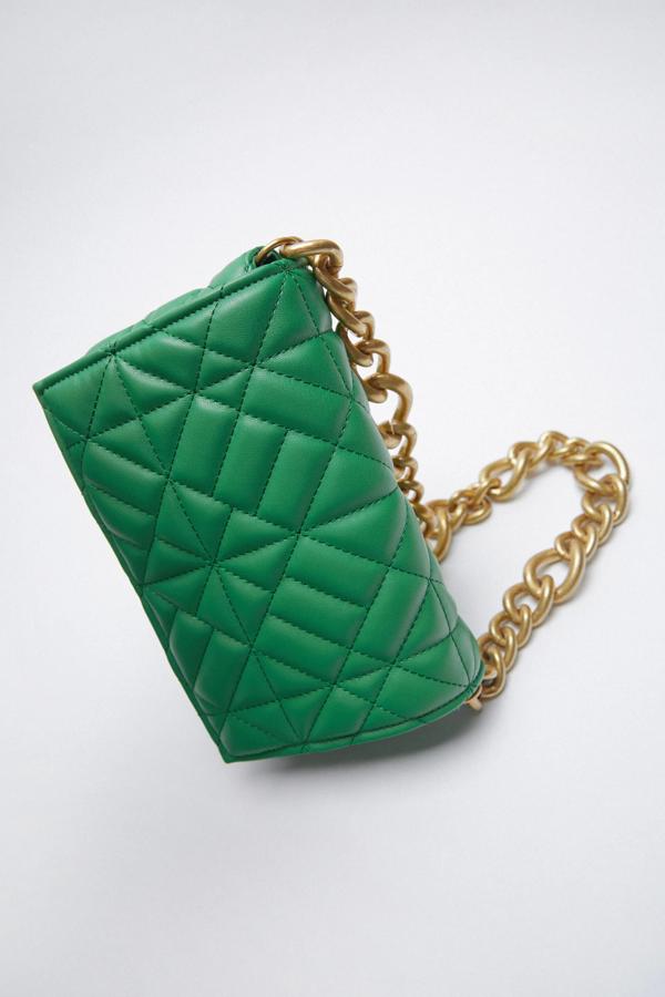 Disponible en varios colores, este bolso de hombro con cuerpo acolchado y asa de hombro con cadena gruesa tiene un precio de 22,95 euros.