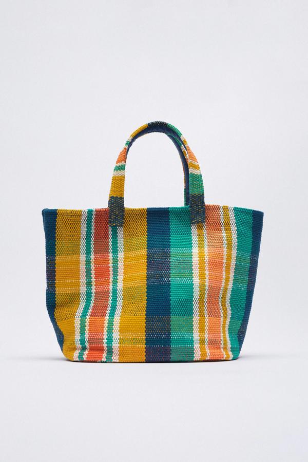 Con estampado de cuadros multicolor, este bolso formato maxi shopper con asa de hombro tiene un precio de 29,95 euros.