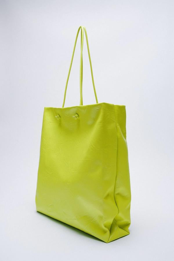 Este maxi shopper de piel de color verde cuenta con cuerpo con efecto arrugado y asas de hombro tubulares. Tiene un precio de 129 euros.