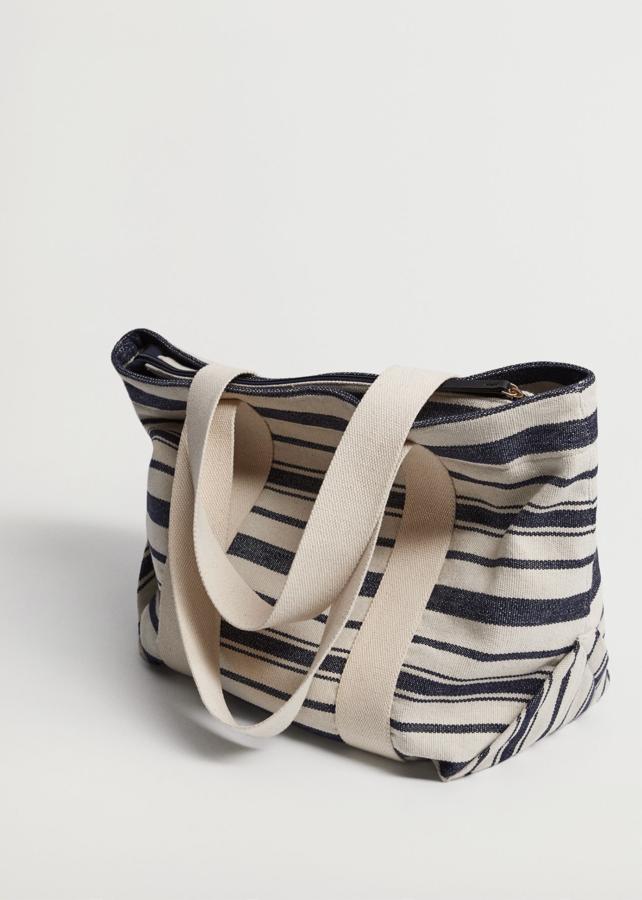 Confeccionado en 100% algodón, este bolso shopper con diseños de rayas y asa corta tiene un precio rebajado de 19,99 euros (antes 25,99 euros).