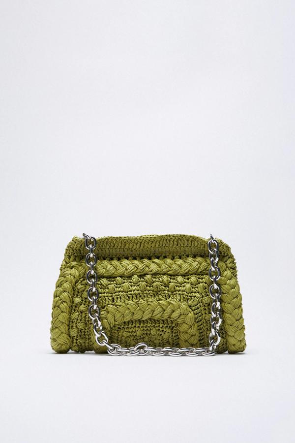 Disponible en verde, lila o crudo, este bolso de hombro con cuerpo trenzado y asa de hombro con cadena tiene un precio de 25,95 euros.