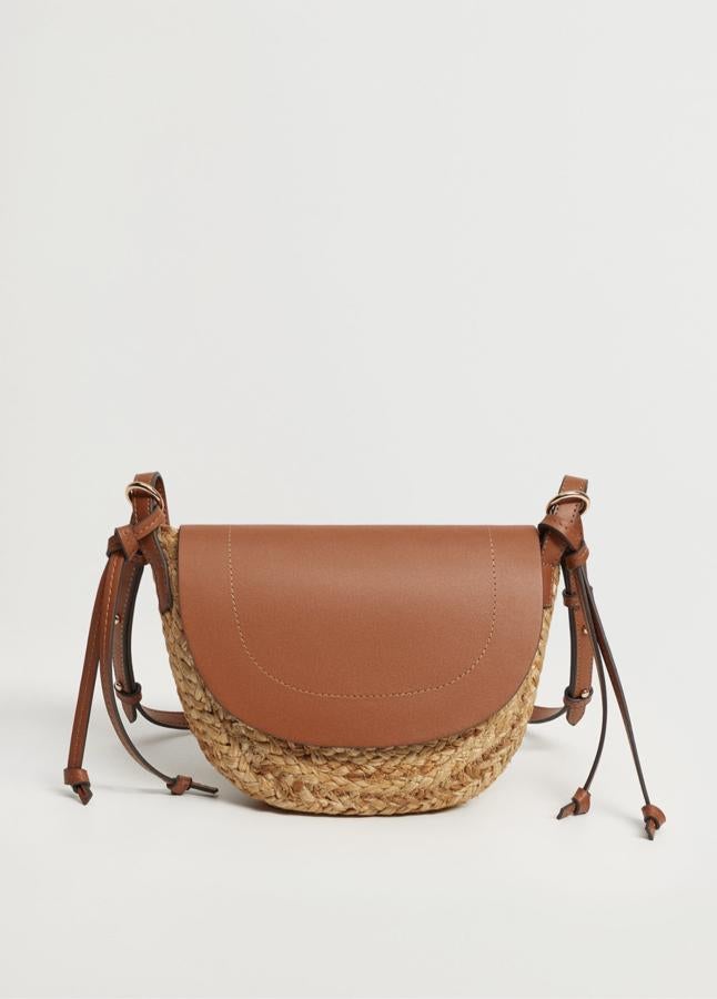 Este bolso cruzado de yute con nudos decorativos y solapa frontal en color marrón tiene ahora un precio de 19,99 euros (antes 25,99 euros).