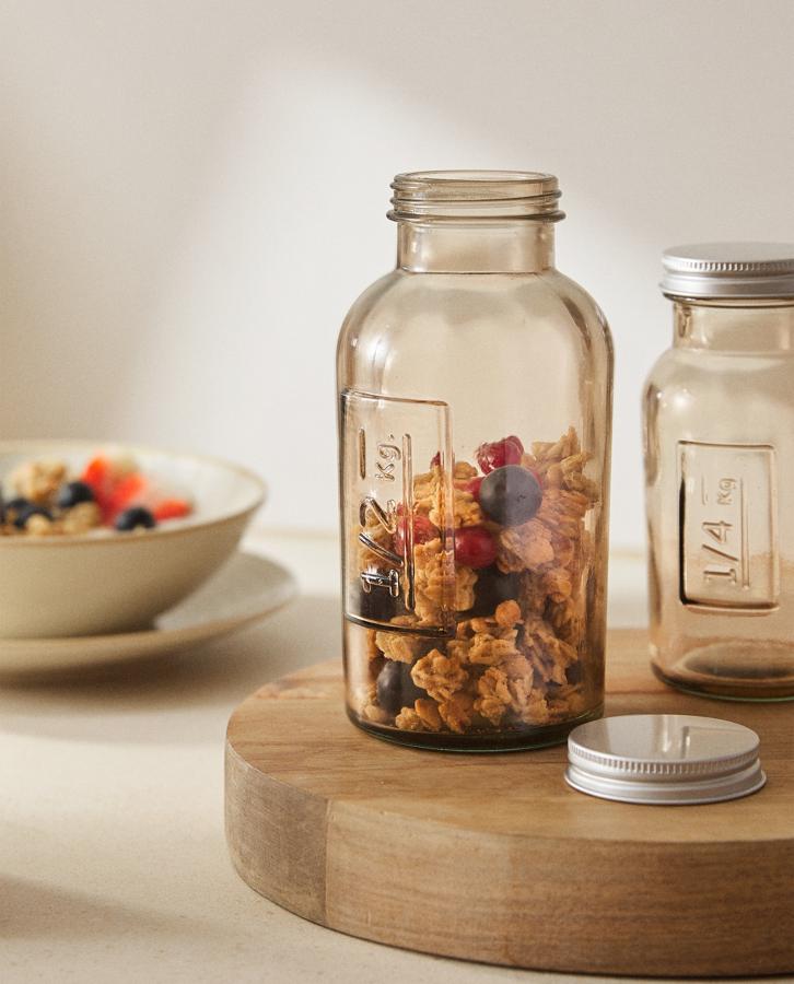 Este bote de vidrio con tapa hermética y capacidad de 0,5 kg tiene un precio rebajado de 5,99 euros (antes 9,99 euros).