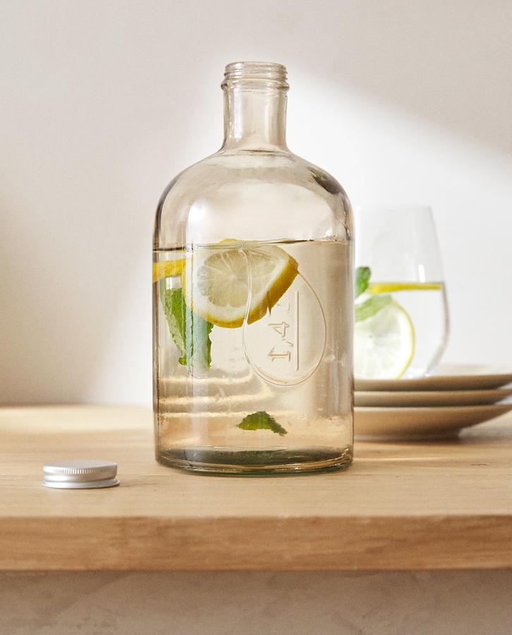 Esta botella de vidrio con capacidad para 1,4 litros y con tapa hermética tiene un precio rebajado de 7,99 euros (antes 12,99 euros).