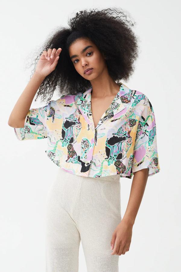 Con estampado de tigres en varios colores, esta camisa cropped de manga corta y cuello solapa tiene un precio rebajado de 12,99 euros (17,99 euros).