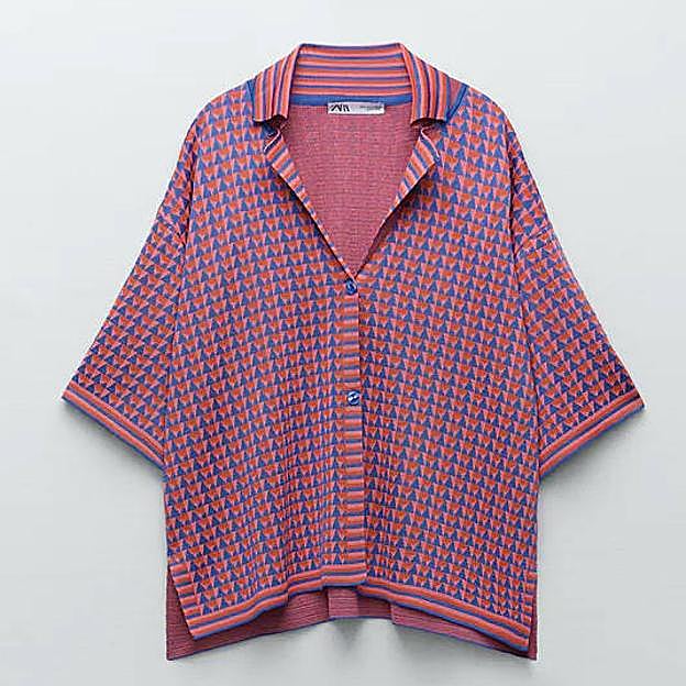 La camisa es de manga corta