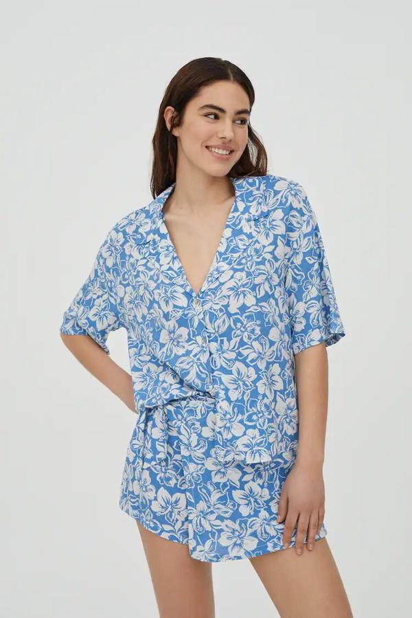 Esta camisa de manga corta con estampado de flores de hibisco en color azul tiene un precio rebajado de 15,99 euros (antes 19,99 euros).