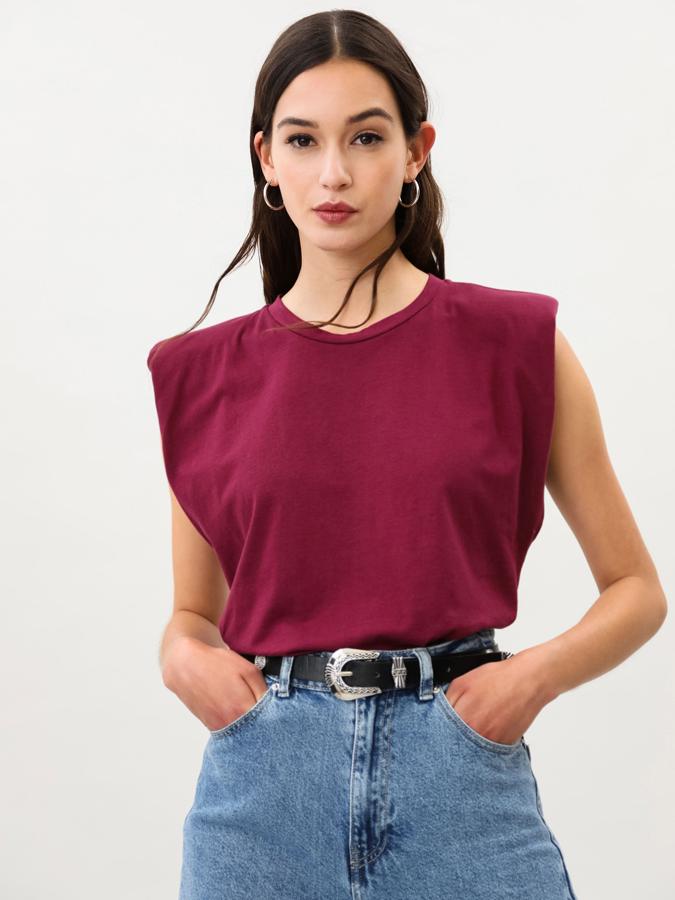 Disponible en varios colores, esta camisa en tono vino sin mangas y con hombreras está confeccionada en 100% algodón y tiene un precio de 4,99 euros (antes 6,99 euros).