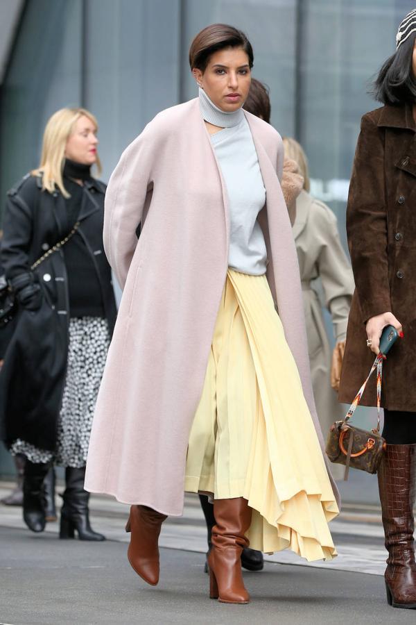 Aclamada por su ‘street style’, la Princesa Deena dirigió un magazine de moda y, actualmente está al frente de la boutique exclusiva D’na. No es de extrañar que sus estilismos sean tendencia. 