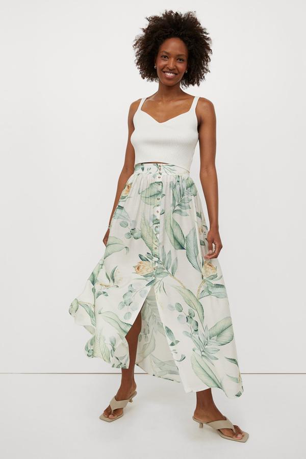 En color blanco y con estampado de hojas, esta falda tobillera de talle alto con elástico y botones en la parte delantera tiene un precio de 29,99 euros.