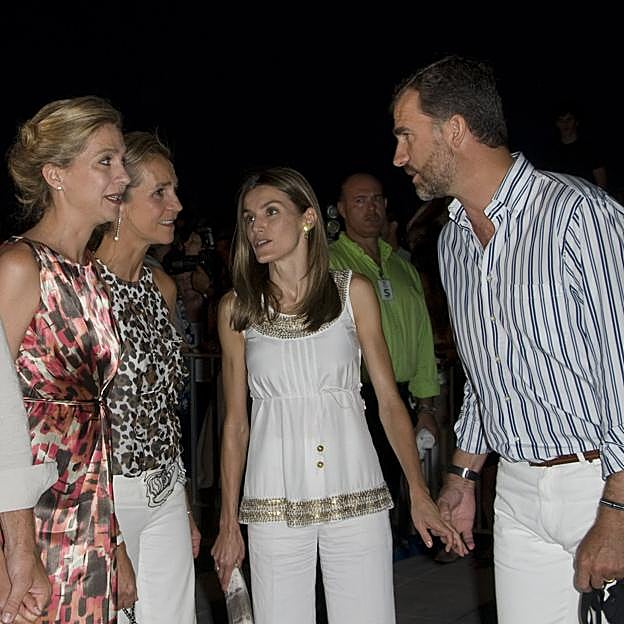 Hubo un tiempo en el que la relación entre las infantas y los actuales reyes fueron cordiales, como muestra esta imagen de 2010 en la que la familia acudió a la boda de Nicolás de Grecia.