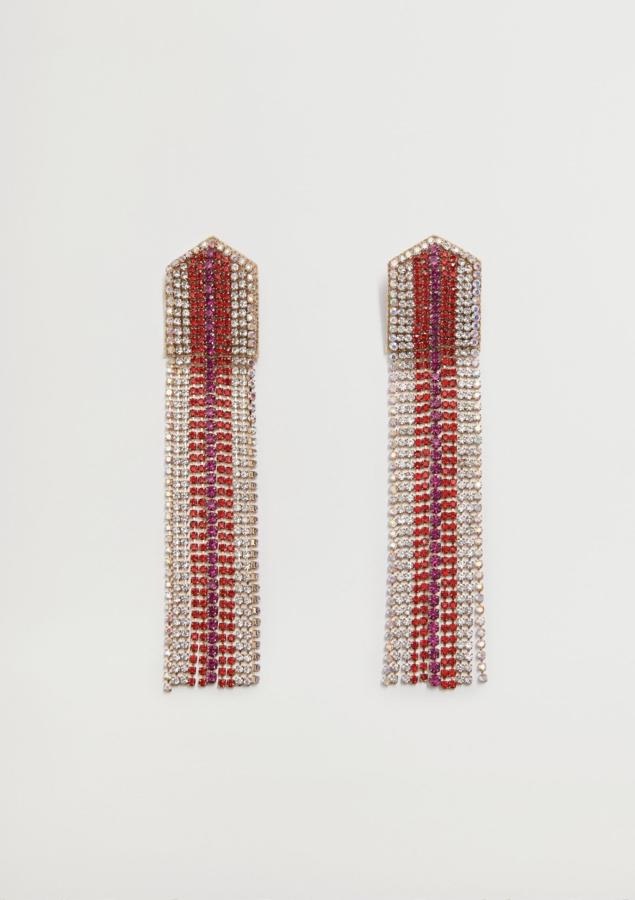 En dorado y con abalorios de cristal multicolor, estos pendientes colgantes tienen un precio rebajado de 7,99 euros (antes 15,99 euros).