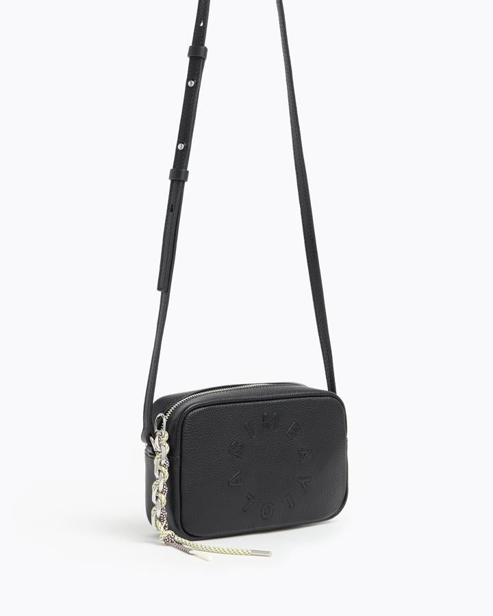 Bolso bandolera pequeño en color negro (rebajado de 175 a 87 euros).