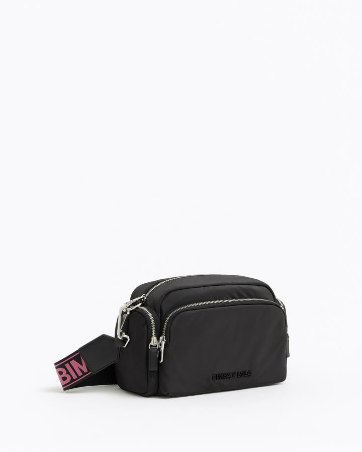 Bolso bandolera en color negro de nylon (rebajado de 130 a 78 euros).