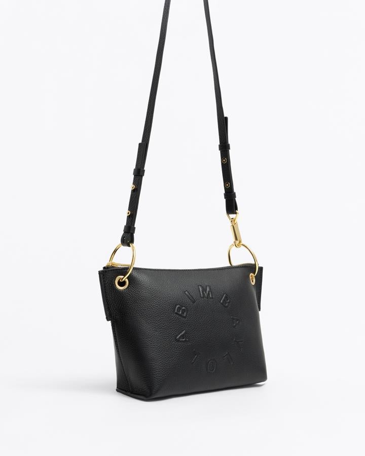 Bolso bandolera trapecio en tamaño medio y color negro (rebajado de 185 a 129 euros).