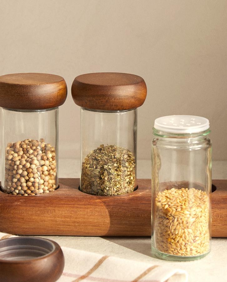 Este set formado por cuatro especieros de cristal con tapa de cros y base de madera de acacia tiene ahora un precio de 12,99 euros 8antes 17,99 euros.)