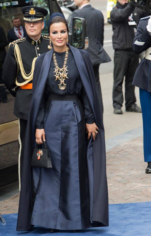 La opulenta elegancia catarí es abanderada por Sheikha Mozah. Siempre vestida con diseños de alta costura y con un impecable gusto por los accesorios, la esposa del exemir de Catar es un referente para todos los expertos en moda. Deslumbra allá donde va. 